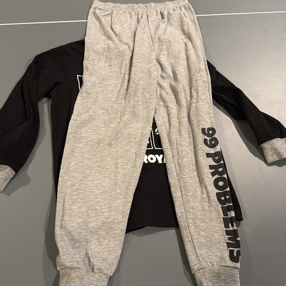 Black and Gray Fortnite Pajama Set and How to Draw book - Picture 6 of 10